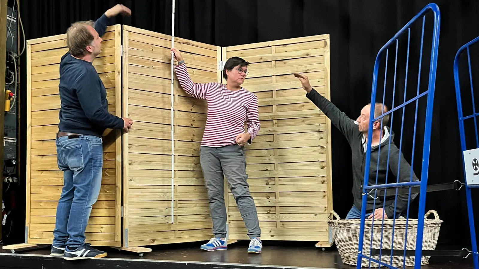 Bei einer Bühnenbild-Bauprobe zu „Hänsel und Gretel” (von links): der Schauspieler Thorsten Siebenhaar und die Regisseurin Katja Schumann zusammen mit dem Techniker Matthias Korbacher. (Foto: Florian Brendel)