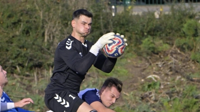 Daniel Himmrich (oben, im Spiel gegen Schwabach) wird künftig nicht mehr im Tor des SVG Steinachgrund stehen. Beide Seiten haben sich zu Beginn der Vorbereitung „in beiderseitigem Einvernehmen” getrennt. (Foto: Martin Rügner)