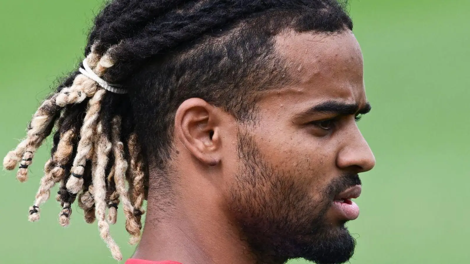 Fehlt dem VfB am Samstag wegen einer Sperre: Neuzugang Lorenz Assignon. (Foto: Bernd Weißbrod/dpa)