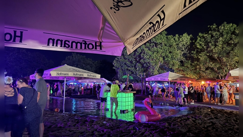 Nur echt mit Strandbar und der entsprechenden Illumination: Die Beach-Party in Markt Erlbach  (Foto: Dr. Birgit Kreß)