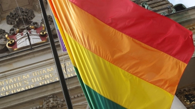 Am Rathaus - wie hier in Hamburg - wird in Aschaffenburg keine Regenbogenflagge gehisst. (Symbolbild) (Foto: picture alliance / dpa)