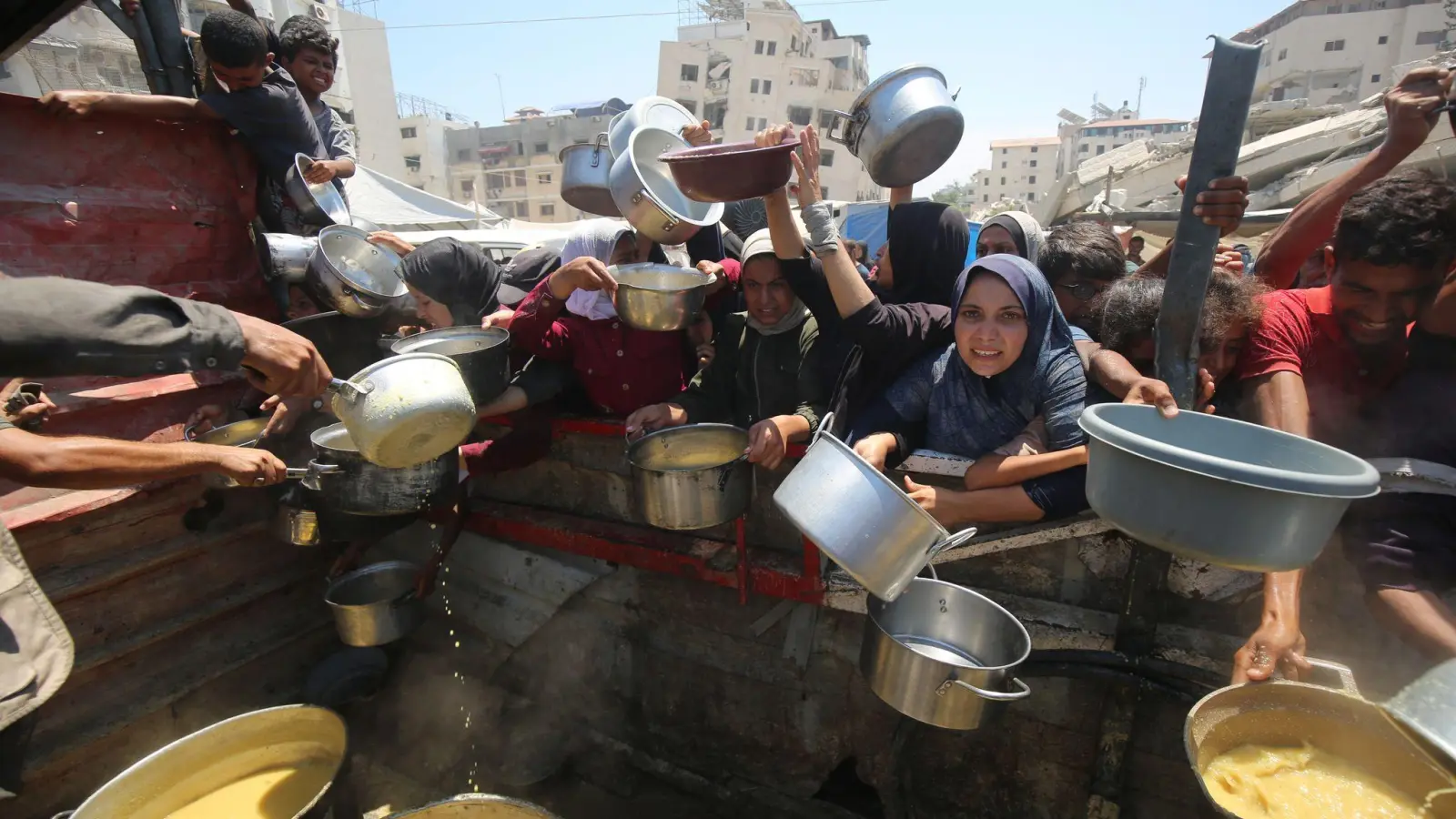 Palästinenser warten inmitten einer Hungerkrise auf Lebensmittel aus einer Wohltätigkeitsküche. (Archivbild) (Foto: Omar Ashtawy/APA Images via ZUMA Press Wire/dpa)