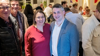 Im FSV-Heim feierte Philipp Flierl (rechts) mit seiner Frau Johanna, Freunden und Bekannten seinen Wahlsieg. (Foto: Mirko Fryska)