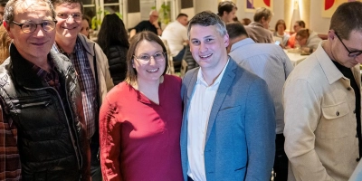 Im FSV-Heim feiert Philipp Flierl (rechts) mit seiner Frau Johanna, Freunden und Bekannten seinen Wahlsieg. (Foto: Mirko Fryska)