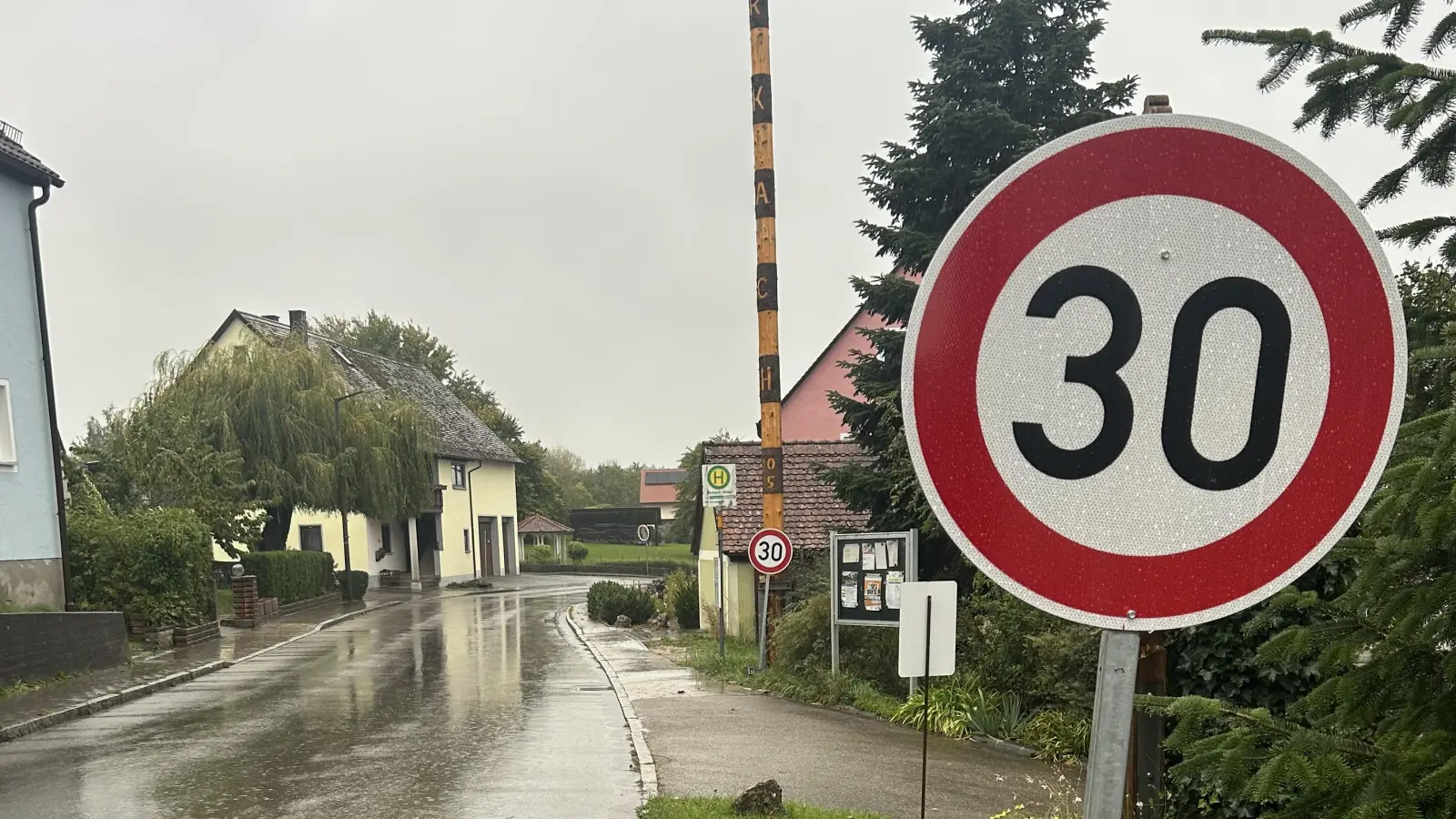 Wie hier in Birkach sind auf der Umleitungsstrecke von Herrieden in Richtung Feuchtwangen alle Ortsdurchfahrten auf Tempo 30 begrenzt. (Foto: Florian Pöhlmann)