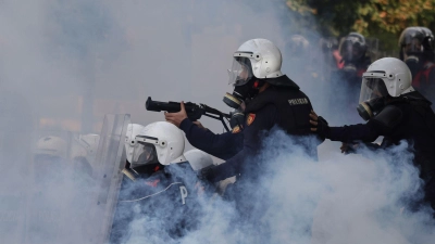 Polizisten in Albaniens Hauptstadt Tirana setzte Tränengas gegen Demonstranten ein. (Foto: Hameraldi Agolli/AP/dpa)