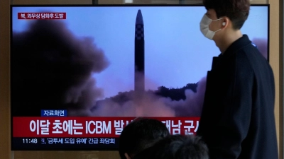 Ein Mann geht in Seoul an einem Monitor vorbei, auf dem eine Nachrichtensendung mit einem Archivbild über den neusten Raketentest Nordkoreas übertragen wird. (Foto: Ahn Young-Joon/AP/dpa)