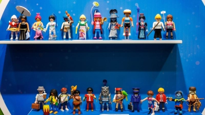 Unterschiedliche Figuren von Playmobil. (Foto: Daniel Karmann/dpa)