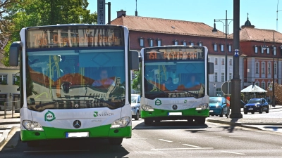 Die Busse der Ansbacher Stadtlinien, hier an der Schlosskreuzung, fahren regelmäßig ein sattes Defizit ein, das vom städtischen Haushalt ausgeglichen werden muss. (Archivfoto: Jim Albright)