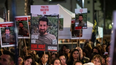Demonstranten fordern in Tel Aviv die Freilassung der im Gazastreifen festgehaltenen Geiseln. (Foto: Ilia Yefimovich/dpa)