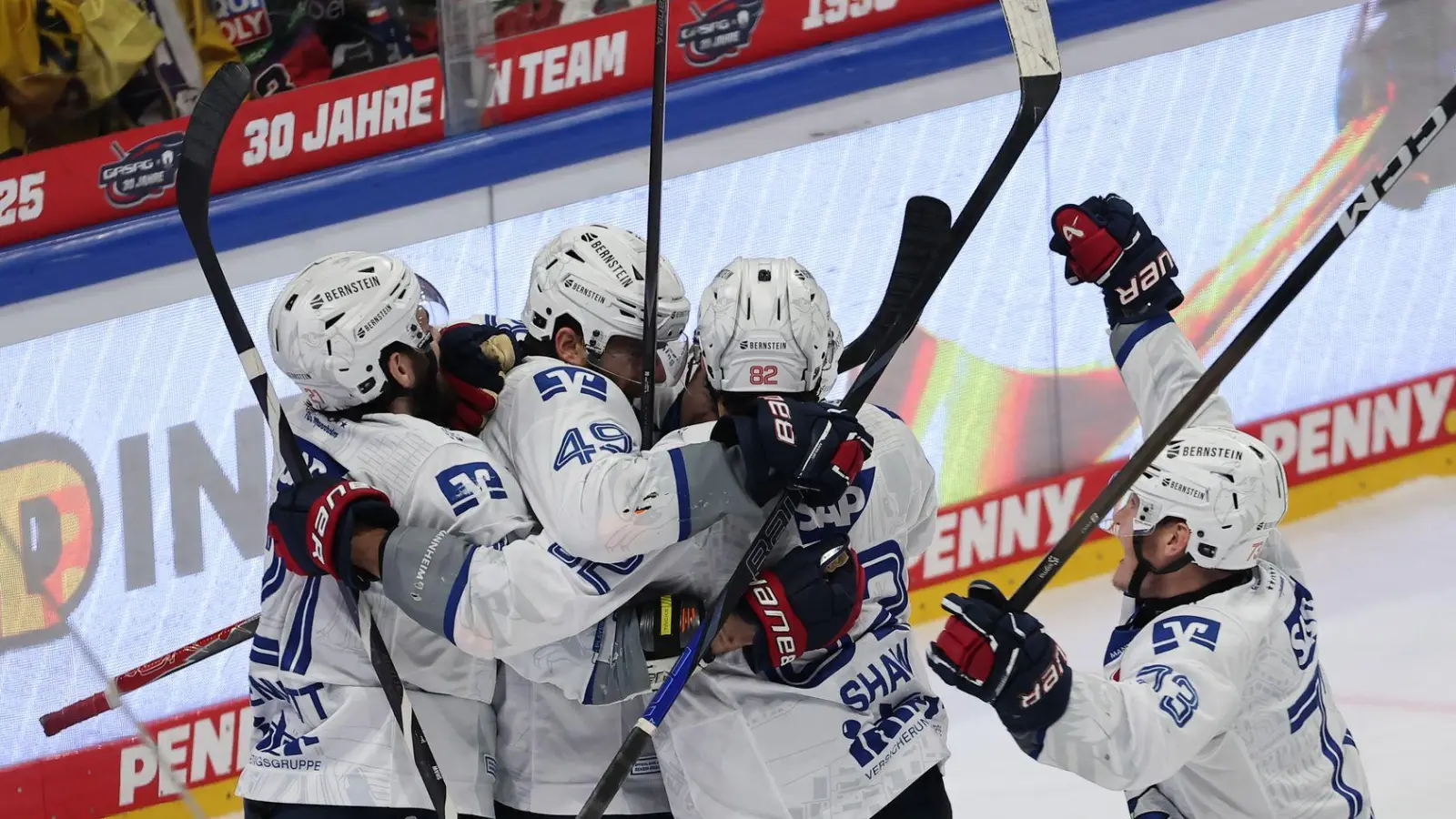 Diesmal jubeln die Adler: Mannheim erzwingt ein fünftes DEL-Finale (Foto: Andreas Gora/dpa)