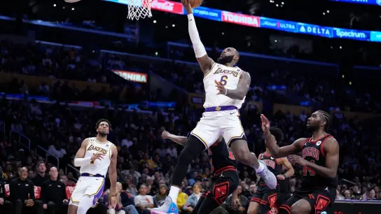 Lakers-Superstar LeBron James feierte gegen die  Chicago Bulls ein gelungenes Comeback. (Foto: Marcio Jose Sanchez/AP/dpa)