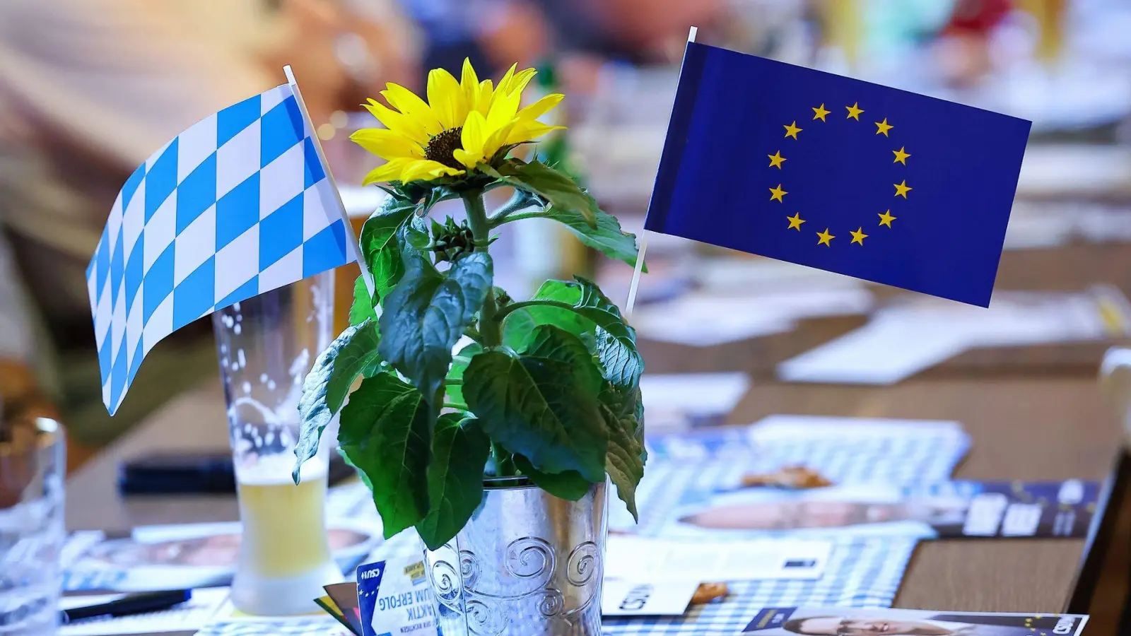 Das Verhältnis zwischen Bayern und der EU ist schon immer von Spannungen geprägt. Die neuen Vorschläge aus Brüssel zum Etat stoßen im Freistaat auf massive Kritik. (Illustration) (Foto: Daniel Löb/dpa)