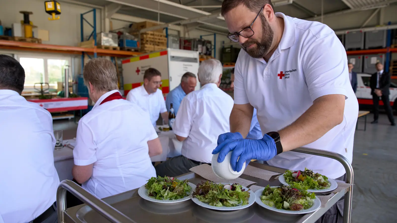 Ehrenamtliche Helferinnen und Helfer demonstrierten bei der Live-Koch- aktion, wie die neuen Feldküchen funktionieren. (Foto: BRK/Tizian Gerbing)