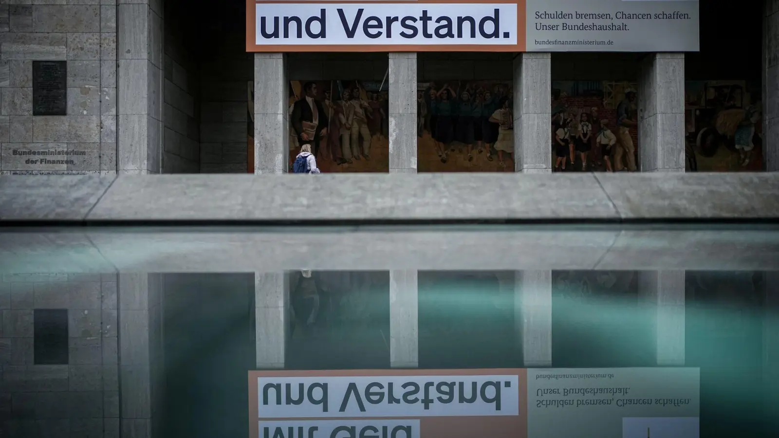 Ein Plakat mit der Aufschrift „Mit Geld und Verstand. Schulden bremsen, Chancen schaffen. Unser Bundeshaushalt“ hängt über dem Eingang zum Bundesministerium der Finanzen in Berlin. (Foto: Kay Nietfeld/dpa)