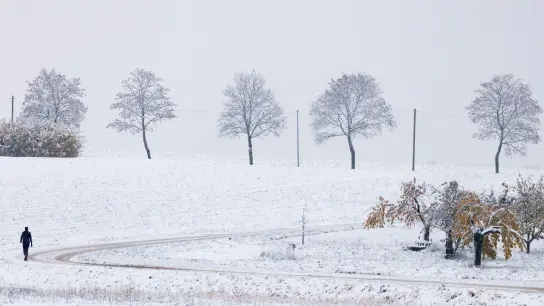 Schnee bedeckt die Landschaft. (Foto: Daniel Karmann/dpa/Symbolbild)