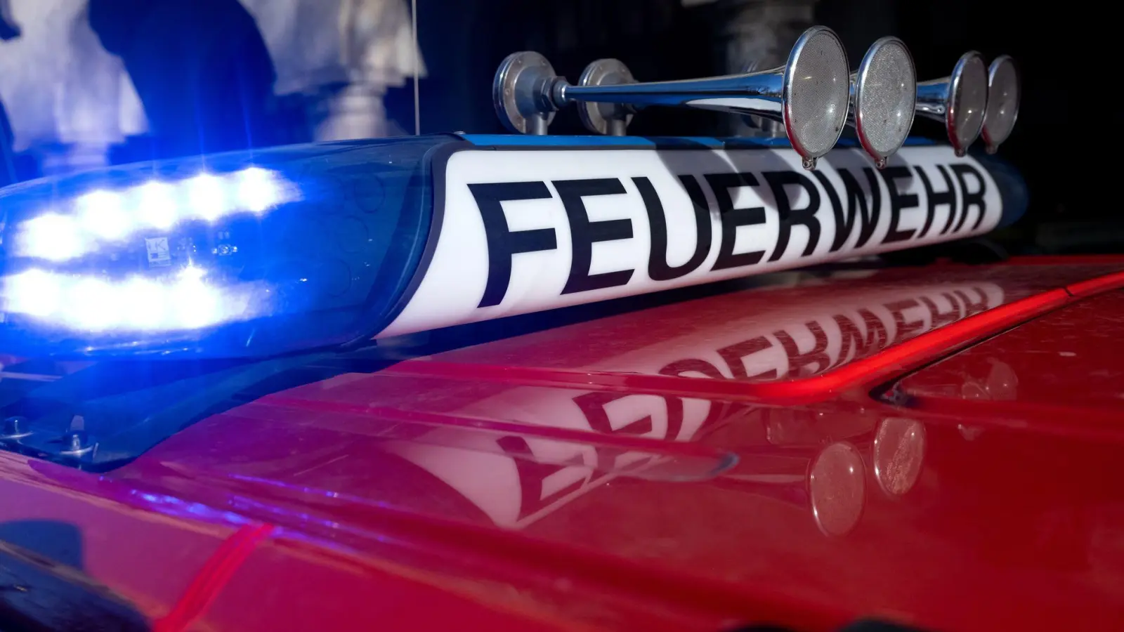 Beim Eintreffen der Feuerwehr stand der Dachstuhl voll in Brand. (Symbolbild) (Foto: Sven Hoppe/dpa)