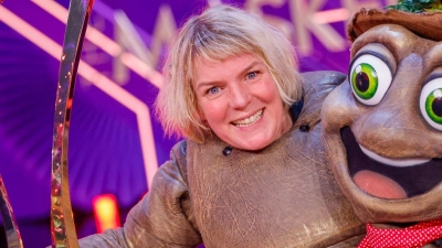 Die Komikerin Mirja Boes gewinnt als Figur „Der Floh“ das Finale der ProSieben-Show „The Masked Singer”. (Foto: Thomas Banneyer/dpa)