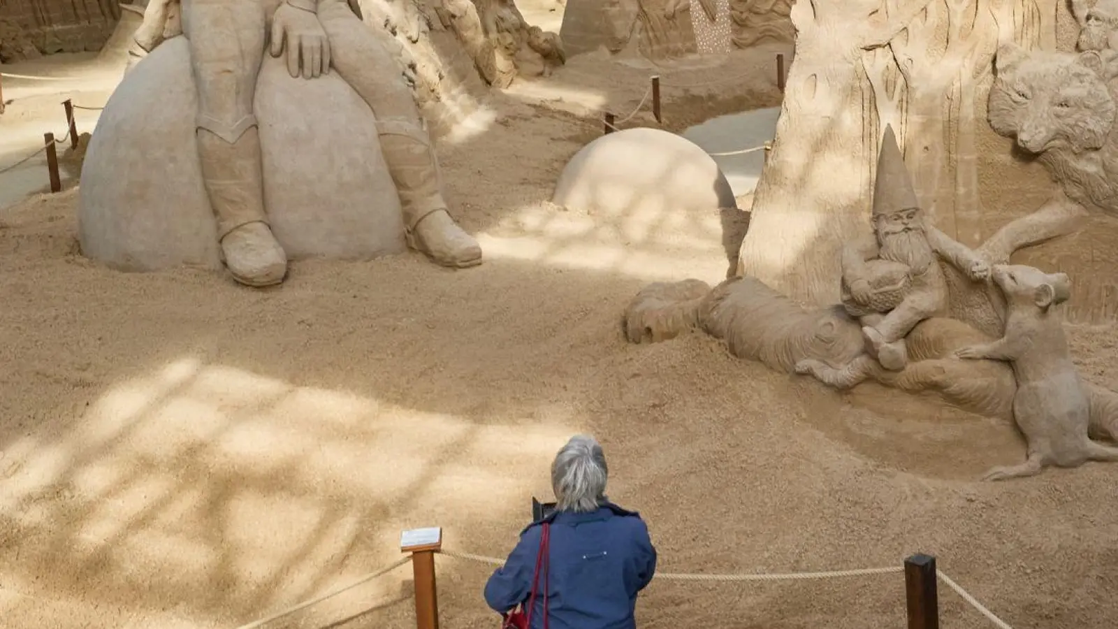 Die Sandskulpturen-Ausstellung in Travemünde ist bis zum 3. November geöffnet. (Foto: Georg Wendt/dpa)