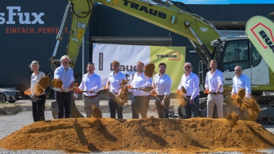 Versammelt beim Spatenstich (von Links): Christina Kochler, Manfred Kochler, Bernd Engelhardt, Marco Meier, Daniel Rothgang, Lukas Traub, Franz Traub, Arne Kochler, Dr. Ulrich Grünwald. (Foto: René Chlopotowski)