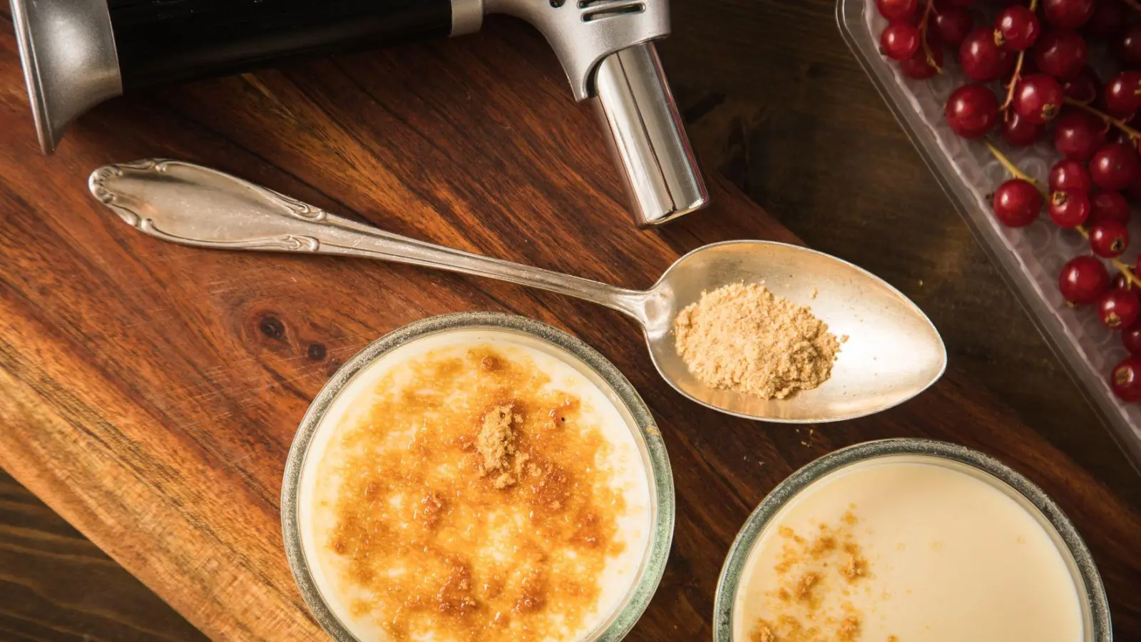 Für eine Crème brûlée ist der Flambierbrenner ein Muss. Nur so erzeilt man eine schöne goldbraune und krachend-knusprige Karamellschicht. (Foto: Christin Klose/dpa-tmn)