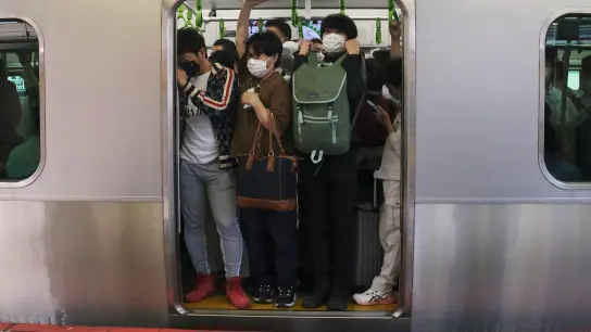 Pendler drängen sich in Tokio in einen Waggon (Symbolbild). (Foto: Kiichiro Sato/AP/dpa)