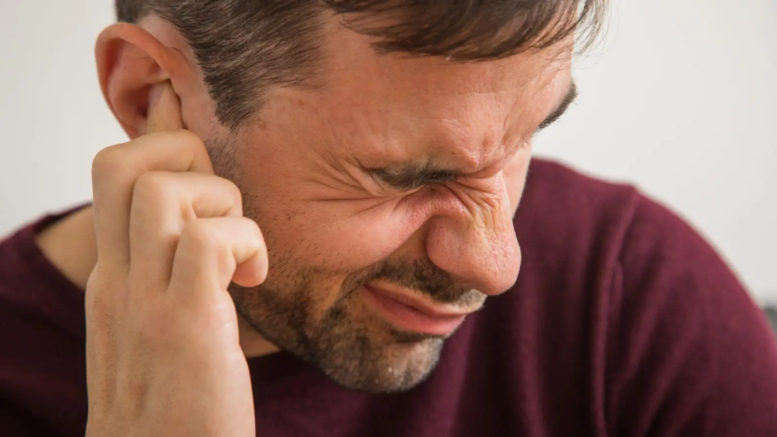 Wer plötzlich einen Druck im Ohr hat oder etwa Geräusche verändert wahrnimmt, könnte einen Hörsturz haben. (Foto: Christin Klose/dpa-tmn)