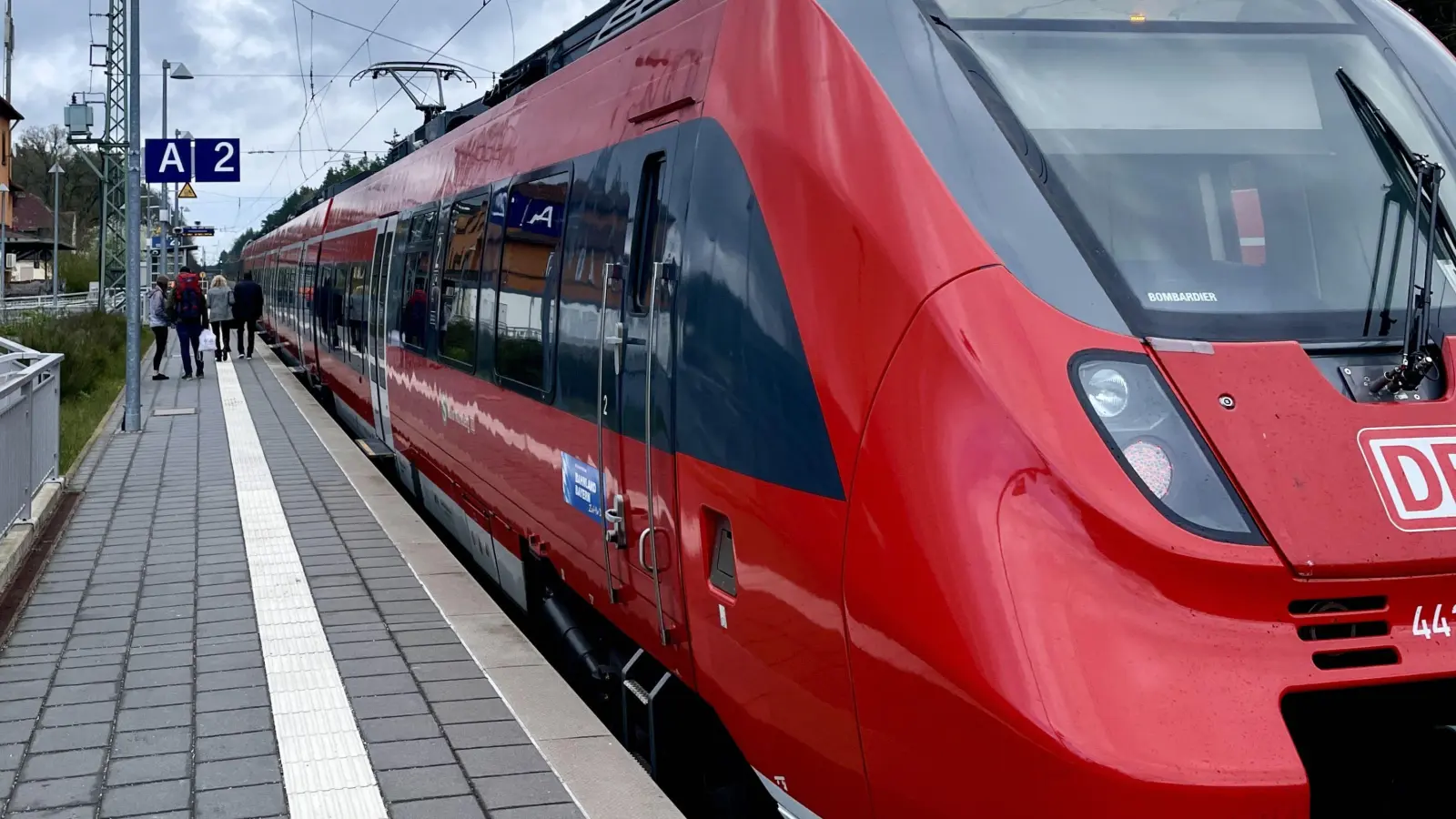 Ein stehender Zug: Die Schienenverbindung zwischen Steinach bei Rothenburg und Bad Windsheim ist aktuell gesperrt. (Symbolbild: Thomas Wirth)