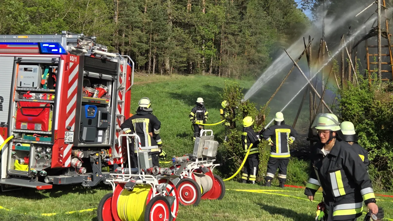 Als dieser Hochsitz angezündet wurde, war die Waldbrandgefahr noch sehr hoch. (Foto: Rainer Weiskirchen/Kreisfeuerwehrverband)