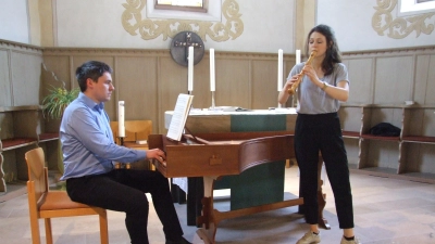 Am Dienstag probten Dekanatskantor Micha Haupt (Cembalo) und die Flötistin Friederike Vollert in der Michaeliskirche. Das Konzert am Sonntag, 22. Juni, findet aber in der Johanniskirche statt. (Foto: Jasmin Kiendl)