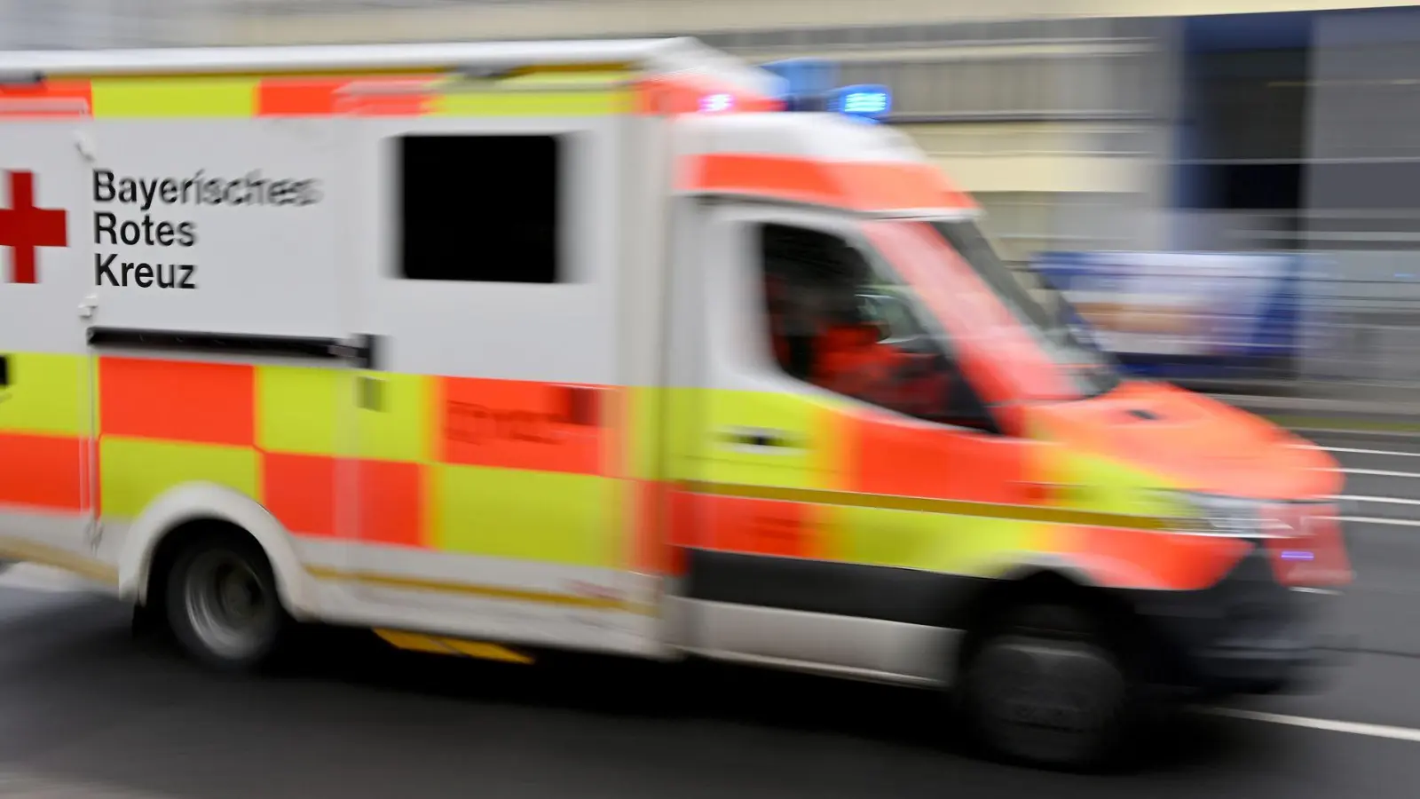 Die Rettungskräfte brachten den Mann in eine Klinik. (Symbolbild) (Foto: Peter Kneffel/dpa)