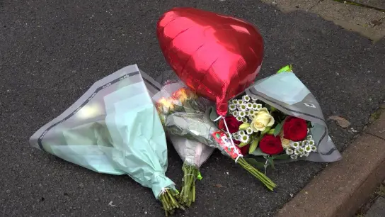 Blumen auf einem Gehweg in der Nähe des Tatorts. Im Südosten Londons sind zwei 16-Jährige erstochen worden. (Foto: Grace Donaghy/PA Wire/dpa)