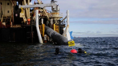 Taucher von Greenpeace protestieren  nahe des Verlegeschiffs „Castoro 10“ gegen den Bau einer Pipeline für das geplante Rügener LNG-Terminal. (Foto: Lucas Wahl/Greenpeace Germany/dpa)