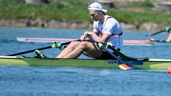 Der Deutsche, Oliver Zeidler, sitzt nach dem Rennen entäuscht im Boot. (Foto: Angelika Warmuth/dpa)