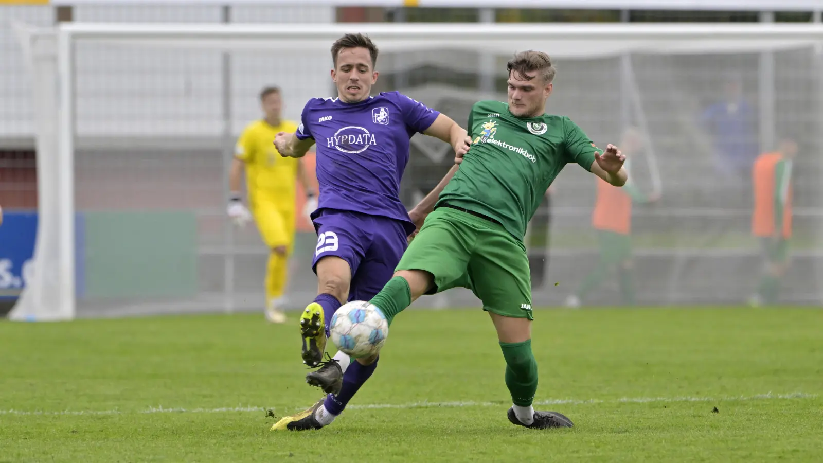 Er kann auch Innenverteidiger: der gelernte Mittelfeldspieler Daniel Schelhorn von der SpVgg Ansbach (rechts), der hier im Hinspiel Marco Luburic von Schwaben Augsburg den Ball abluchst. (Foto: Martin Rügner)