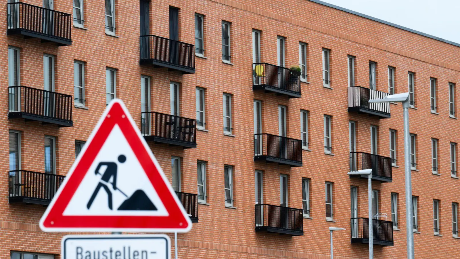 Mehr Baugenehmigungen - aber immer noch zu wenig neue Wohnungen (Symbolbild) (Foto: Julian Stratenschulte/dpa)