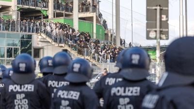 Die Wolfsburger Polizei nahm vor dem Spiel mehrere Bremer Fans fest. (Foto: Andreas Gora/dpa)