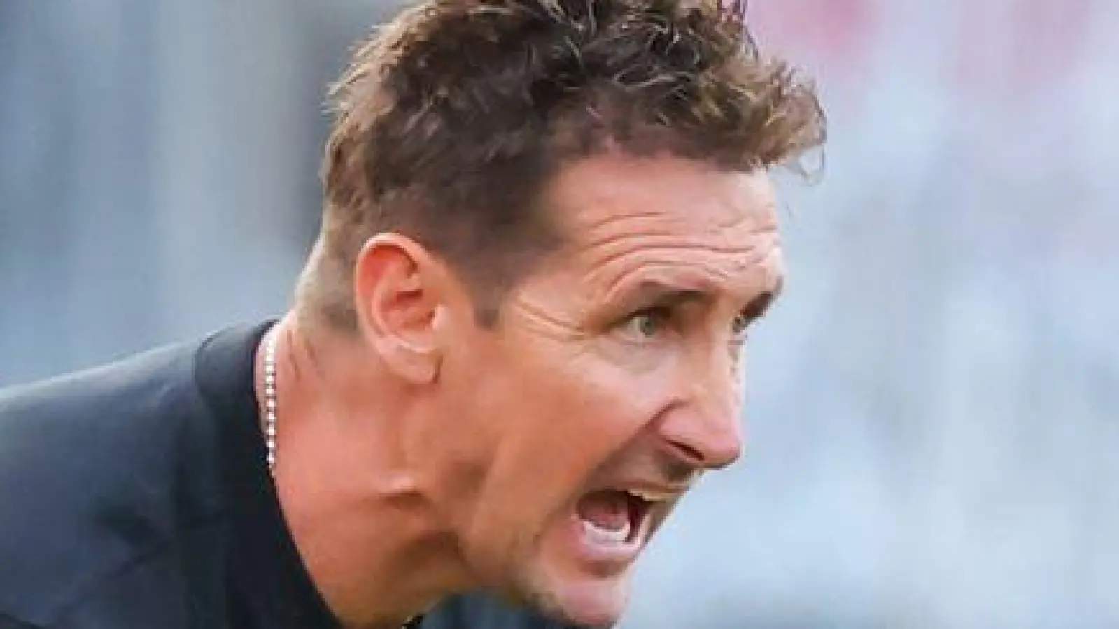 „Am liebsten wäre ich selbst rein“: „Club“-Trainer Miroslav Klose konnte vom Seitenrand nur begrenzt eingreifen. (Foto: Daniel Karmann/dpa)