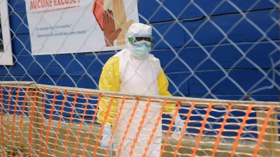 Das Virus wird durch Körperkontakt und Kontakt mit Körperflüssigkeiten übertragen. (Archivbild) (Foto: Sebastien Kitsa Musayi/AP/dpa)