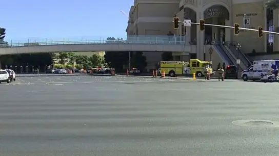 Rettungskräfte sind nach der Messerattacke auf dem Las Vegas Strip im Einsatz. (Foto: Uncredited/KTNV/AP/dpa)