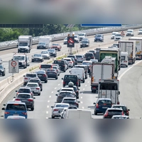 Besonders zu Beginn der Sommerferien ist die Staugefahr auf bayerischen Autobahnen groß. (Archivbild) (Foto: Pia Bayer/dpa)