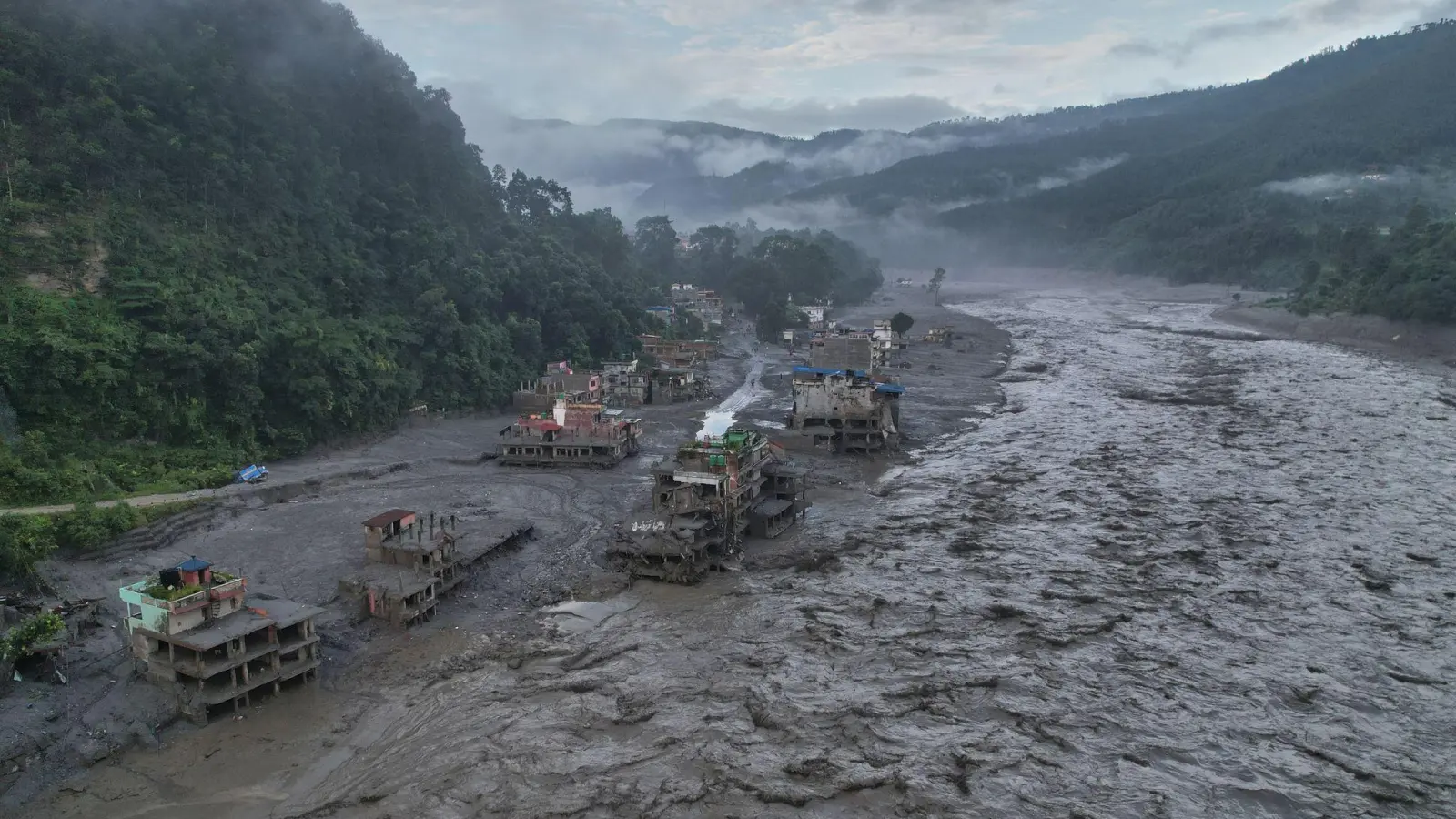Von dem Ort Trishuli Bazaar, wo ein Schuldirektor rund 900 Schülerinnen und Schüler durch eine rechtzeitige Warnung vor der Flutwelle rettete, sind nur noch Ruinen übrig. (Foto: Rajesh Kumar Singh/AP/dpa)