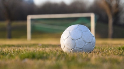 Nach einem Foul geriet die Situation auf dem Fußballplatz in Rosenheim aus dem Ruder. (Symbolbild) (Foto: Tobias Hase/dpa)