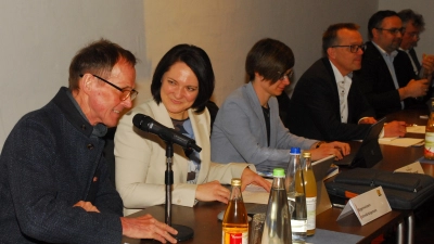 Erfreut über die einmütigen Voten der beiden Ratsgremien (vorne von links): Dinkelsbühls Oberbürgermeister Dr. Christoph Hammer und Fichtenaus Bürgermeisterin Anja Schmidt-Wagemann. (Foto: ph)