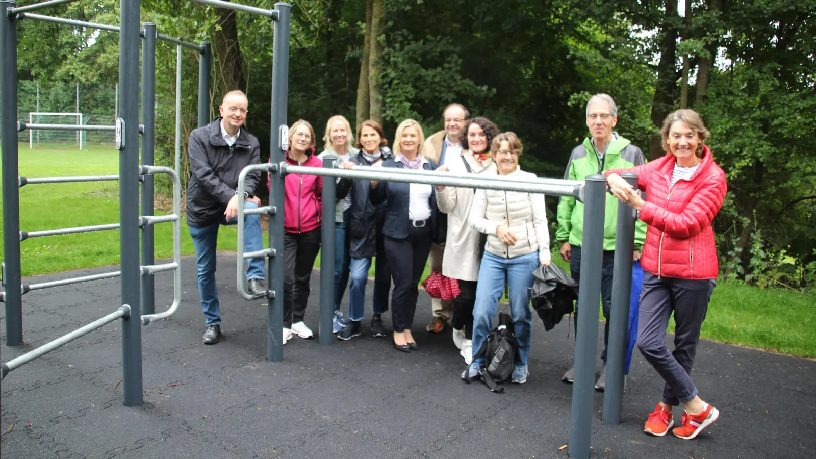 Oberbürgermeister Thomas Deffner (li.) und Bürgermeisterin Elke Homm-Vogel (re.) haben die neue Calisthenics-Anlage in der Rettistraße zusammen mit Mitarbeitern der Verwaltung und den Sponsoren offiziell ihrer Bestimmung übergeben. (Foto: Robert Maurer)