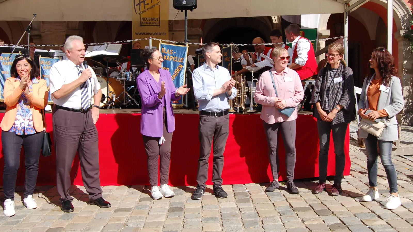 Das Herbstfest in Neustadt wurde von Bürgermeister Klaus Meier (Zweiter von links) bei bestem Wetter offiziell eröffnet. (Foto: Christa Frühwald)