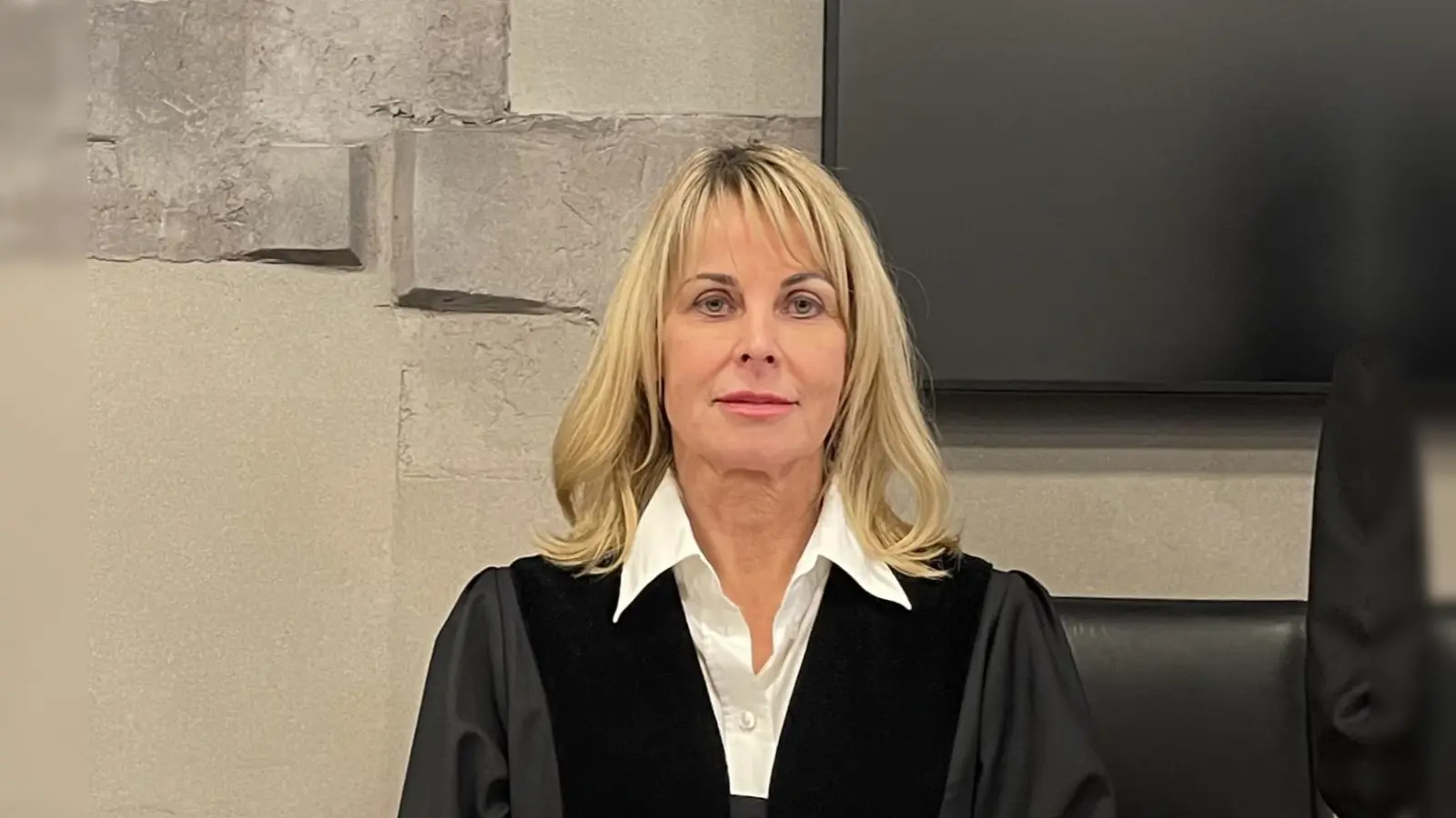 Unbeirrt von den teils emotionalen Einlassungen des Angeklagten führt die Vorsitzende Richterin Elke Beyer die Verhandlung – und findet auch deutliche Worte. (Foto: Jonas Volland)