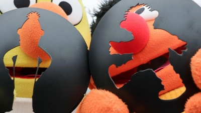 Ernie und Bert regeln jetzt in Hamburg an zwei Stellen den Verkehr. Die Figuren aus der Sesamstraße schlüpfen in die Rolle von Ampelmännchen.  (Foto: Christian Charisius/dpa)