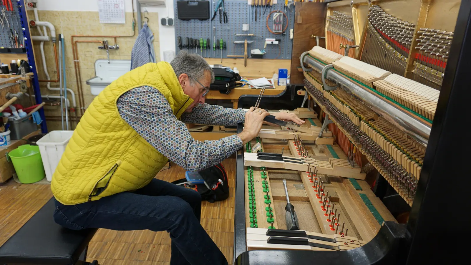 Klavierbaumeister Bernd Hertlein setzte in seiner Reparaturwerkstatt über die Jahre zahlreiche Instrumente wieder instand. (Foto: Andrea Walke)