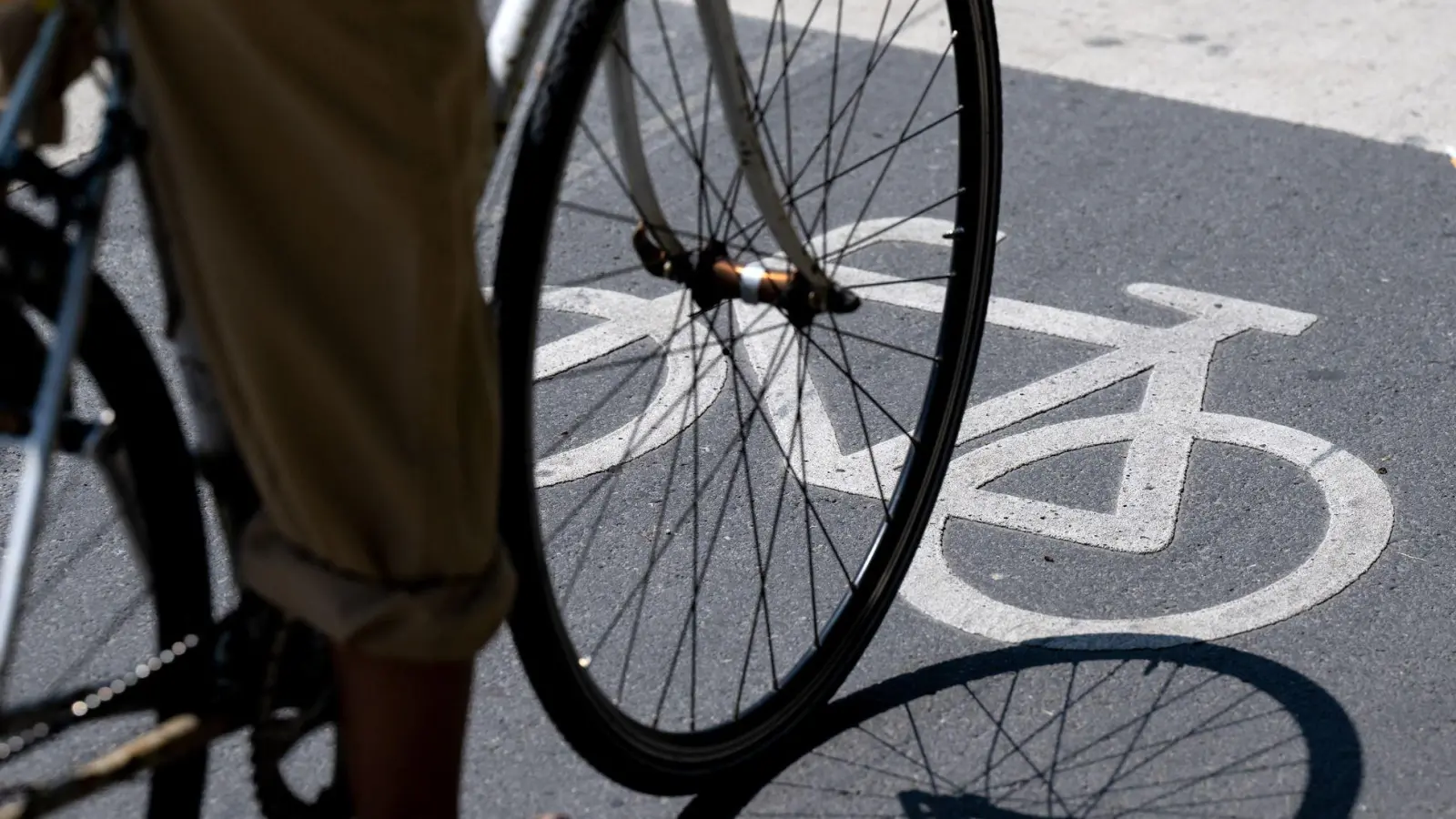 Eine 30-jährige Radfahrerin stürzte in Bad Windsheim, nachdem sie von einem Autofahrer geschnitten wurde. (Symbolbild: Sven Hoppe/dpa)